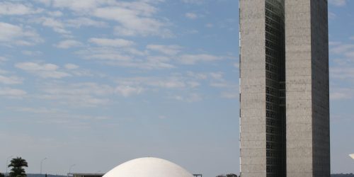 Imagem referente a CCJ aprova porte de arma a agente socioeducativo e oficial de justiça