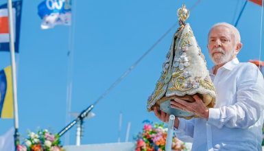 Imagem referente a Lula carrega imagem de Nossa Senhora em Romaria; Bolsonaro foi proibido de tocar na imagem em 2022