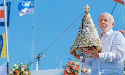 Imagem referente a Lula carrega imagem de Nossa Senhora em Romaria; Bolsonaro foi proibido de tocar na imagem em 2022