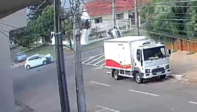 Imagem referente a Impressionante: Vídeo mostra SUV capotando após forte colisão no Coqueiral