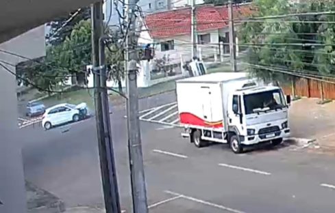 Imagem referente a Impressionante: Vídeo mostra SUV capotando após forte colisão no Coqueiral