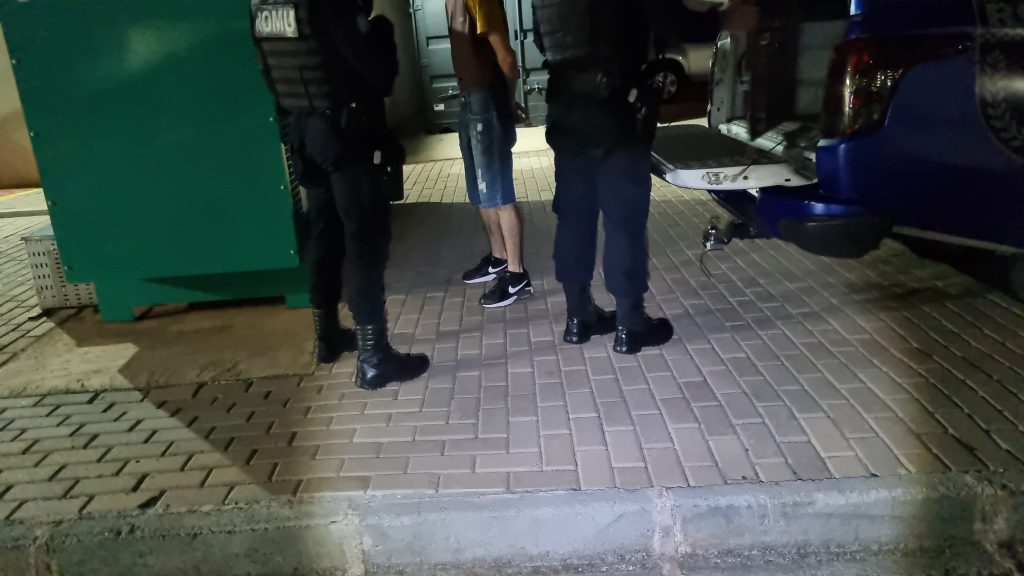 Jovem vê viatura da GM e tenta “se livrar” de porções de crack