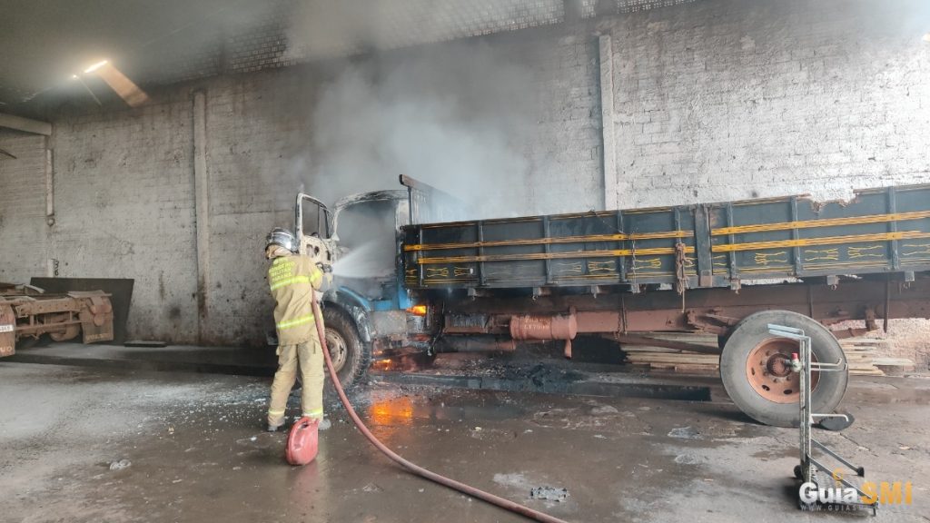 Caminhão incendeia dentro de oficina mecânica em São Miguel do Iguaçu
