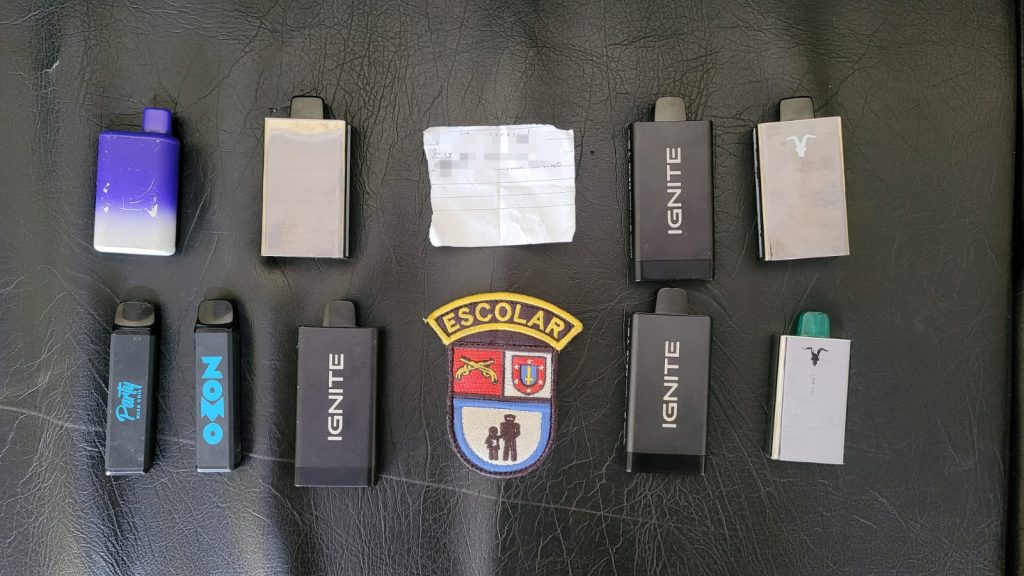 Polícia Militar apreende cigarros eletrônicos em escola de campo após denúncia