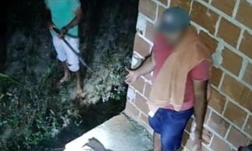 Imagem referente a Dublê do Wando, homem é pego em flagrante furtando e cheirando calcinhas