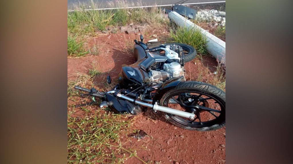 Motociclista fica ferido ao bater contra poste na BR-163 em Quatro Pontes