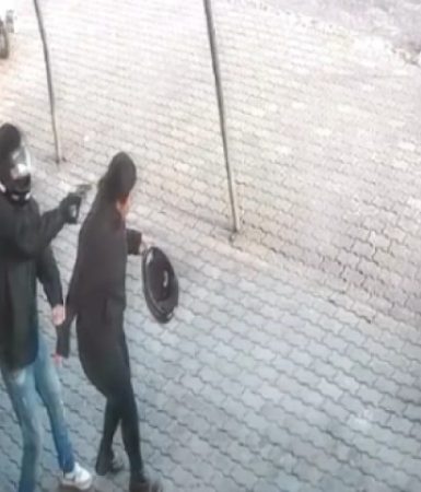 Imagem referente a Atirador mira em mulher e arma falha por nove vezes antes de acertar vítima de assalto