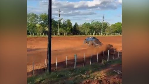 Imagem referente a Vídeo: Caminhonete tomba em pista de rodeio após manobra de risco; ocupantes ficam feridos