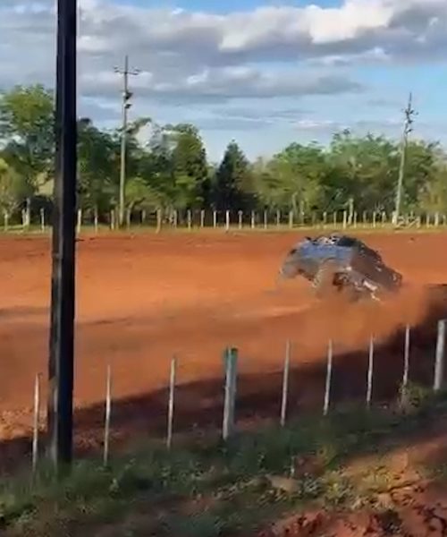 Imagem referente a Vídeo: Caminhonete tomba em pista de rodeio após manobra de risco; ocupantes ficam feridos