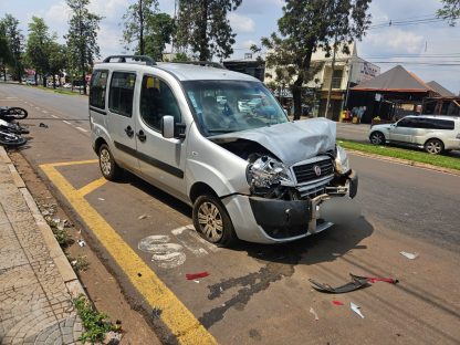 Carro desgovernado provoca acidente grave em Maringá Imagem referente a Carro desgovernado provoca acidente grave em Maringá
