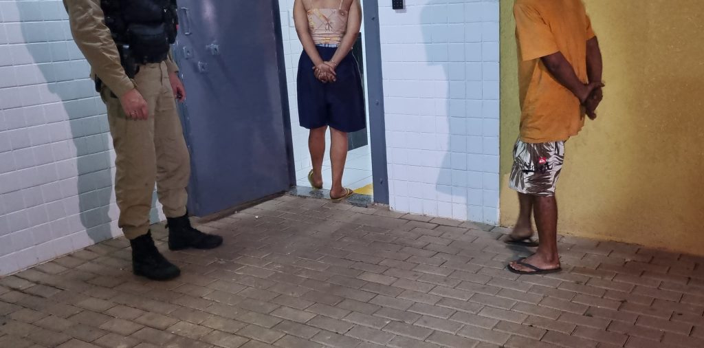 PM detém casal suspeito de furtar baterias em loja de autopeças em Cascavel