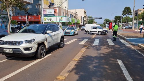 Imagem referente a Avenida Brasil é interditada após colisão entre carros no Centro