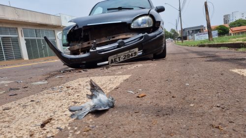 Imagem referente a Corsa e Fiesta se envolvem em colisão no cruzamento das Ruas JK e Fortaleza