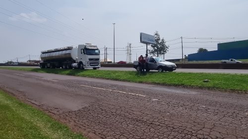 Imagem referente a Fiat Strada e caminhão se envolvem em acidente na BR-277, em Cascavel