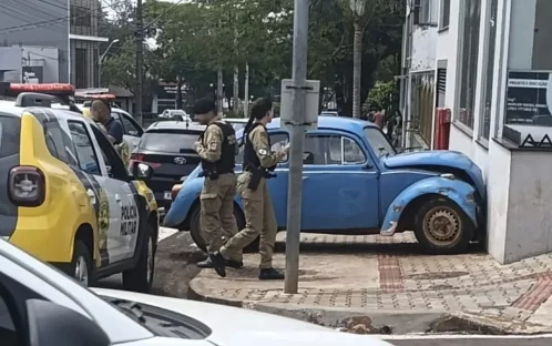 Imagem referente a Fusca colide com prédio após motorista sofrer mal súbito