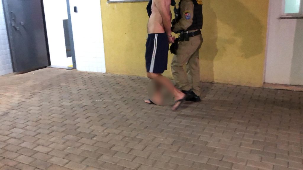 Cadê o brabão agora? Homem é preso pela PM após deixar olho da namorada roxo durante briga