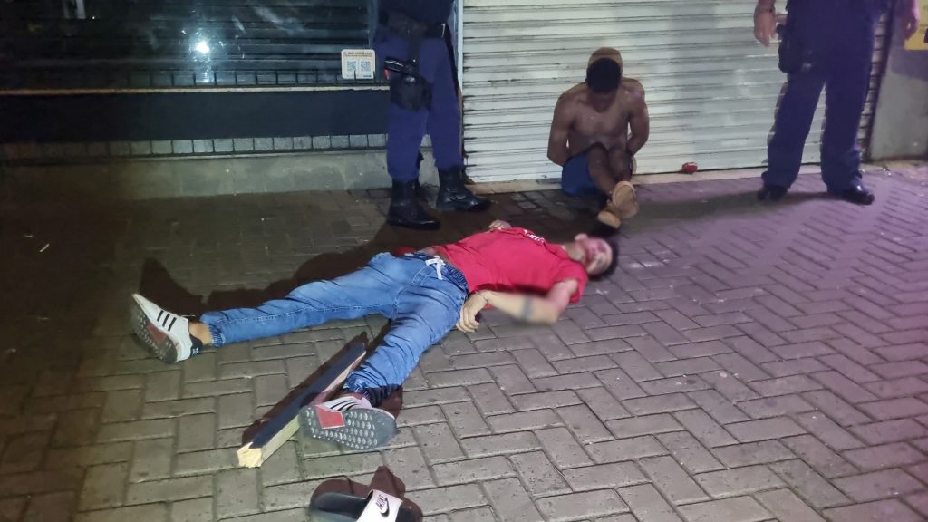 Homem fica inconsciente após ser brutalmente agredido a pauladas no Centro