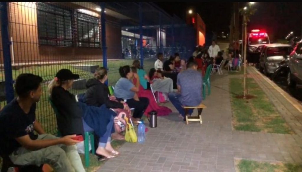 Pais madrugam na fila para garantir vaga em escola de ensino integral em Cascavel
