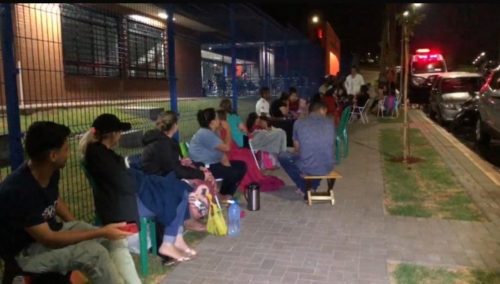 Imagem referente a Pais madrugam na fila para garantir vaga em escola de ensino integral em Cascavel