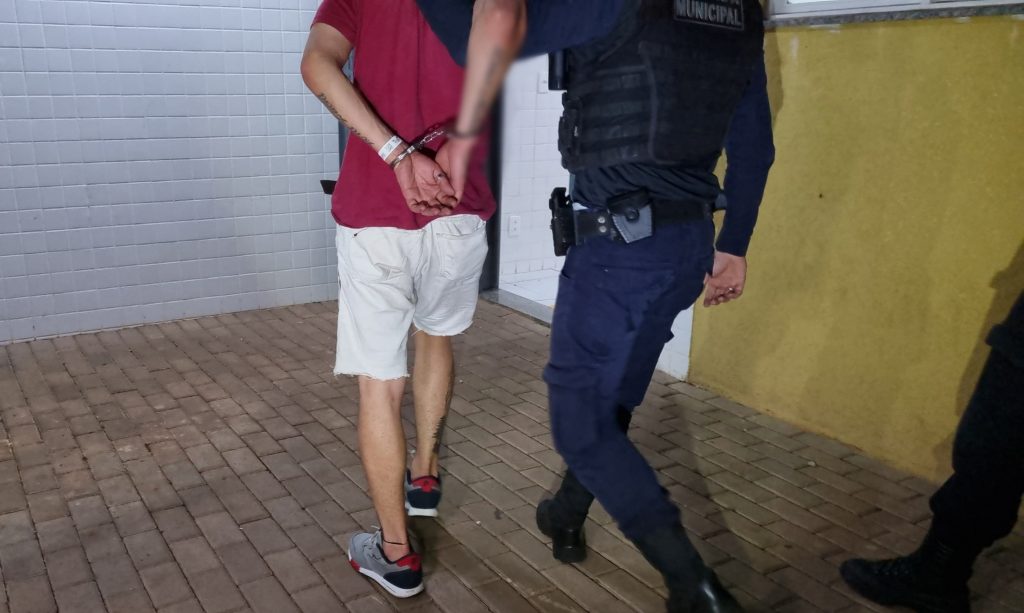Homem é detido após importunar jovem em tabacaria, agredir homem e desacatar GM