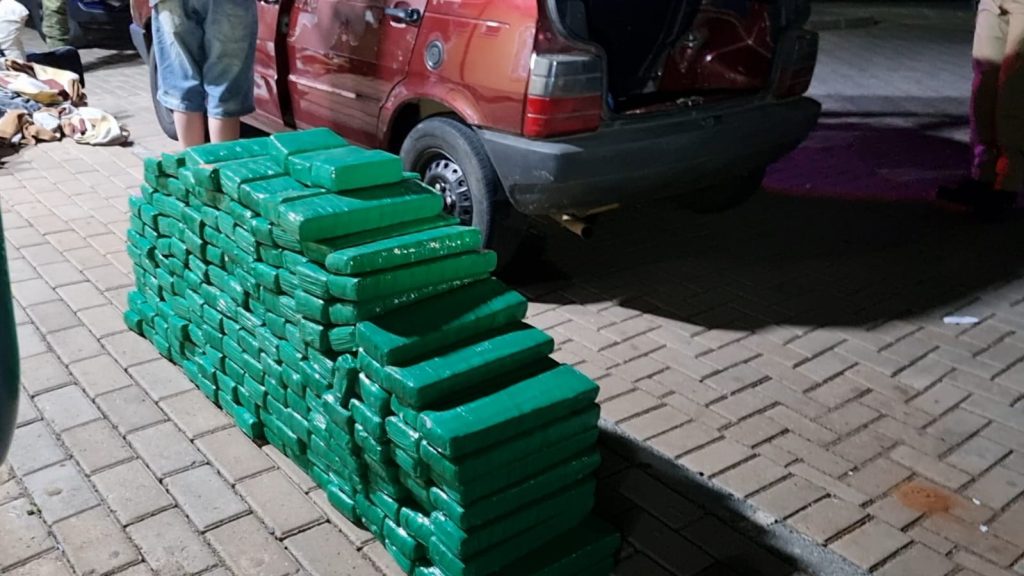 Casal com crianças é detido com carro forrado de maconha na BR-277 em Cascavel