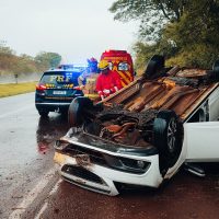 Imagem referente a Veículo capota na rodovia BR-163, em Cascavel; motorista fica ferida