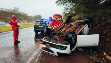 Imagem referente a Veículo capota na rodovia BR-163, em Cascavel; motorista fica ferida