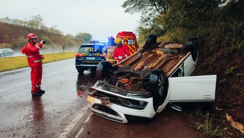 Imagem referente a Veículo capota na rodovia BR-163, em Cascavel; motorista fica ferida