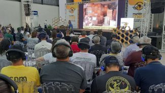 Evento em Pato Branco reúne visitantes e técnicos e celebra bom momento da cadeia do mel