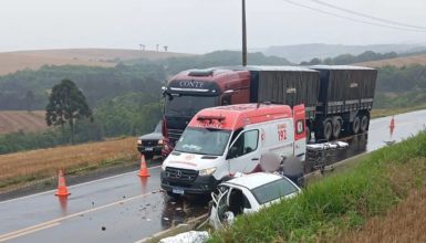 Imagem referente a Três pessoas morrem em gravíssimo acidente na rodovia PR-281