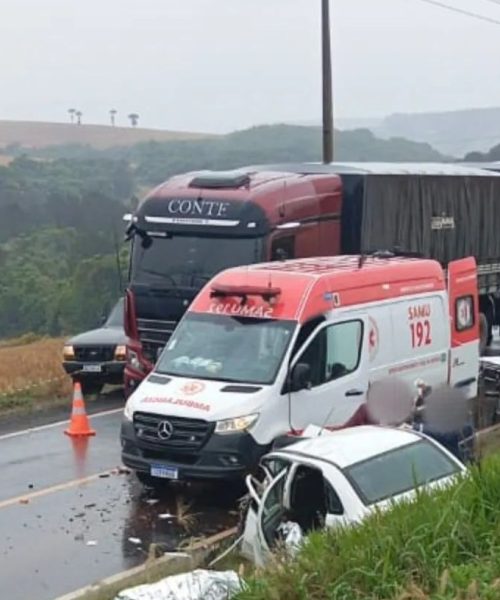 Imagem referente a Três pessoas morrem em gravíssimo acidente na rodovia PR-281