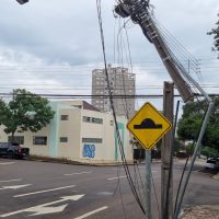 Imagem referente a Caminhão quebra poste ao meio na Rua Antonina