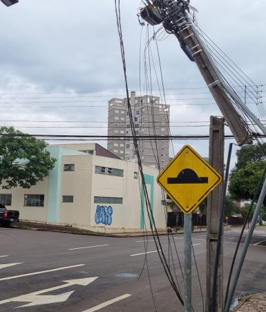 Imagem referente a Caminhão quebra poste ao meio na Rua Antonina