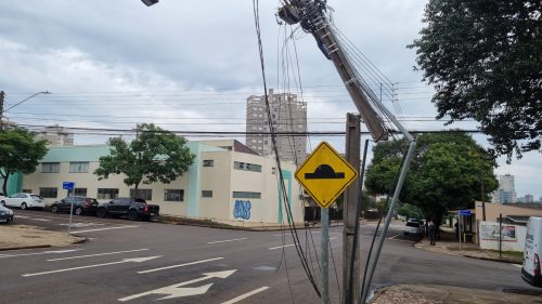 Imagem referente a Caminhão quebra poste ao meio na Rua Antonina