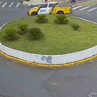 Imagem referente a Caçada em alta velocidade: vídeo mostra Ford Ka dando voltas em rotatória durante fuga da PRE