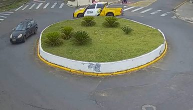 Imagem referente a Caçada em alta velocidade: vídeo mostra Ford Ka dando voltas em rotatória durante fuga da PRE