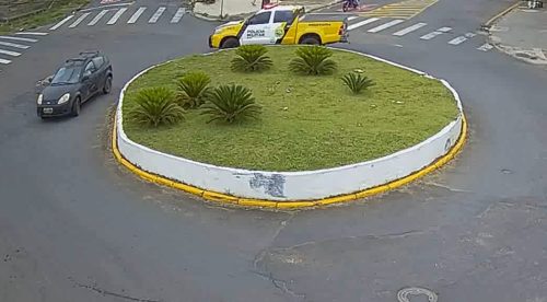 Imagem referente a Caçada em alta velocidade: vídeo mostra Ford Ka dando voltas em rotatória durante fuga da PRE