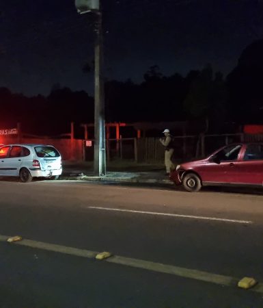 Imagem referente a Palio bate na traseira de Renault Scenic na Av. Tancredo Neves