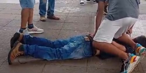 Imagem referente a Homem é contido por comerciantes após furtar loja de celulares