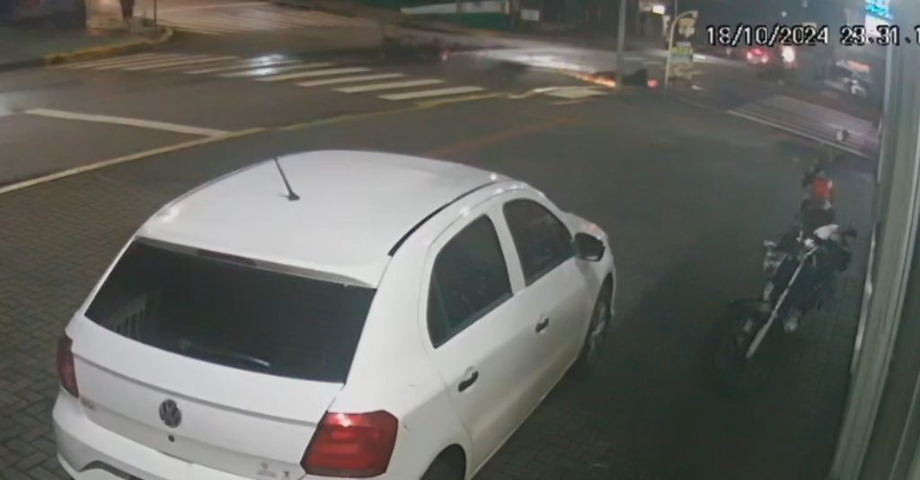 Câmera de segurança registra forte colisão entre motos no Periolo