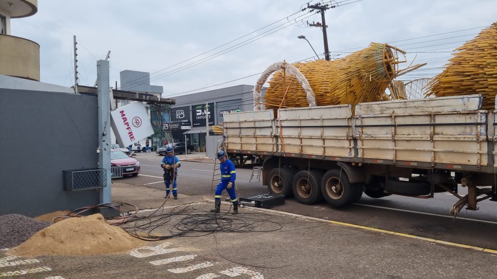 Capivara perdeu a cabeça: Caminhão com decoração natalina se enrosca em fios de energia na Rua Paraná