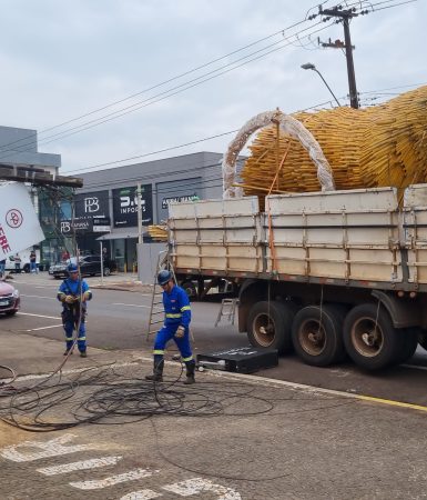 Imagem referente a Capivara perdeu a cabeça: Caminhão com decoração natalina se enrosca em fios de energia na Rua Paraná