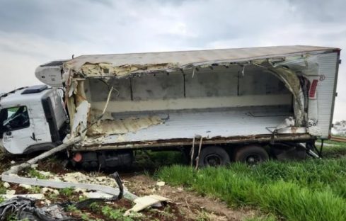 Imagem referente a Motorista fica preso às ferragens em grave acidente com três caminhões, entre Guaíra e Mercedes