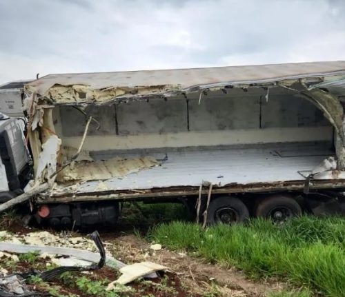 Imagem referente a Motorista fica preso às ferragens em grave acidente com três caminhões, entre Guaíra e Mercedes