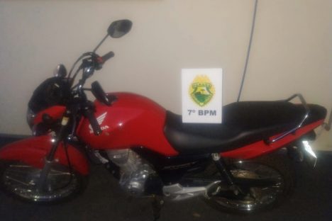 Jovem empina moto na frente da PM, tenta fugir e sofre queda