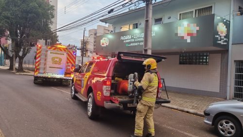 Imagem referente a Corpo de Bombeiros combate incêndio em panificadora no Centro