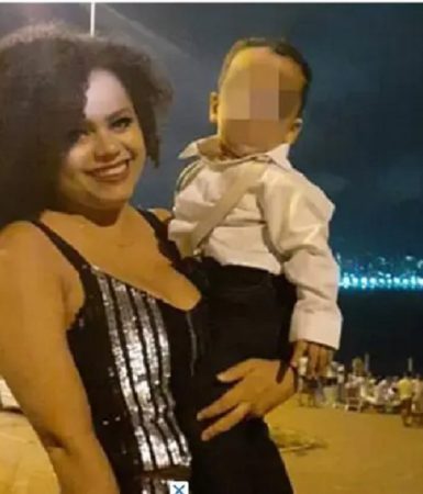 Imagem referente a Corpo de mulher que matou e decapitou o filho é desenterrado e queimado por populares