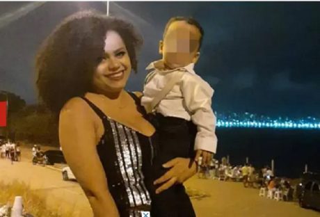 Imagem referente a Corpo de mulher que matou e decapitou o filho é desenterrado e queimado por populares