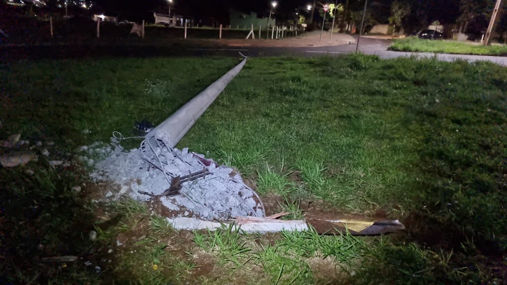 Condutor ignora rotatória e derruba placa e poste no Coqueiral