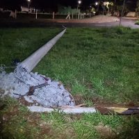 Imagem referente a Condutor ignora rotatória e derruba placa e poste no Coqueiral